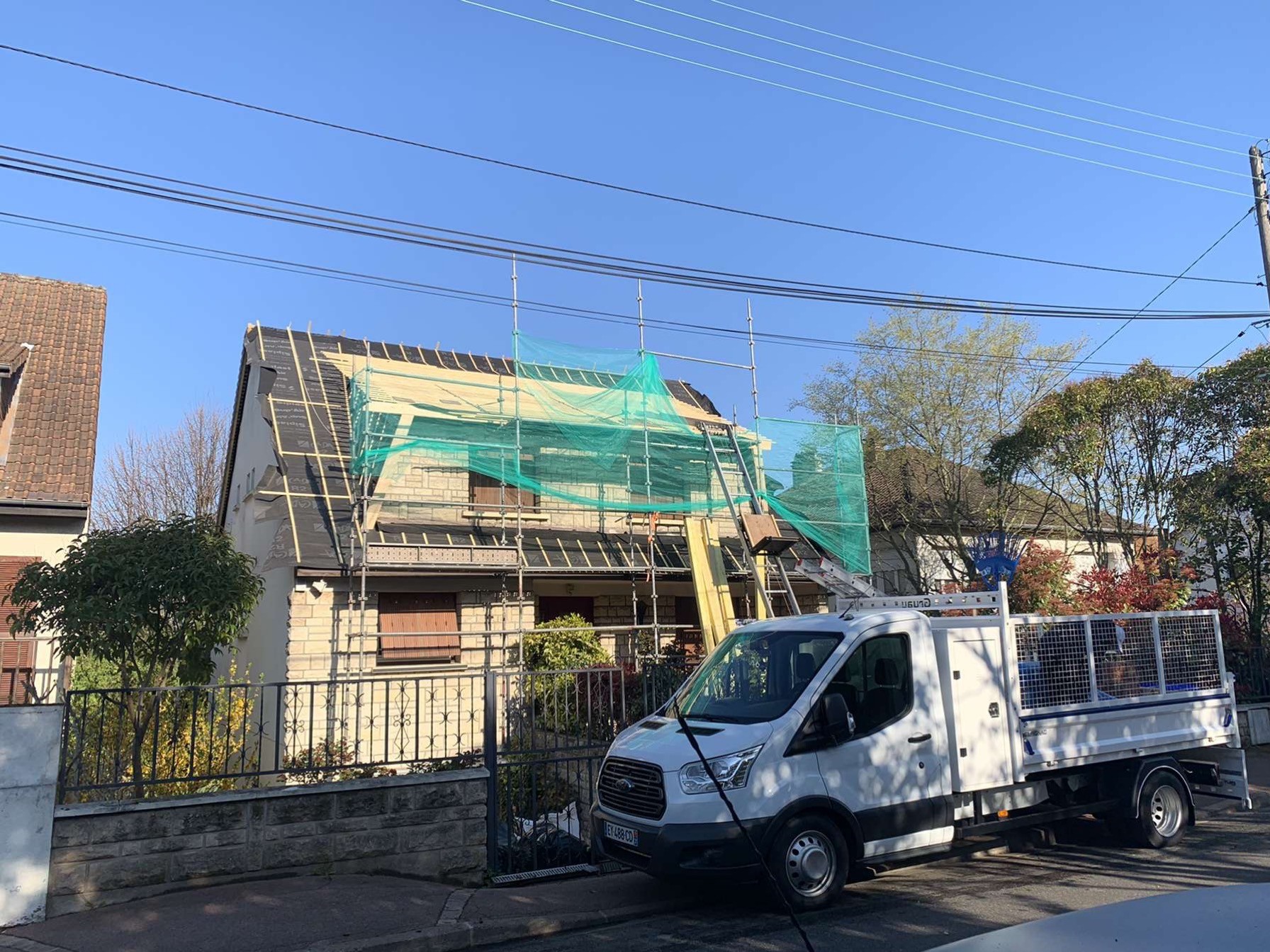 Chantier de rénovation avec échafaudage et bâche