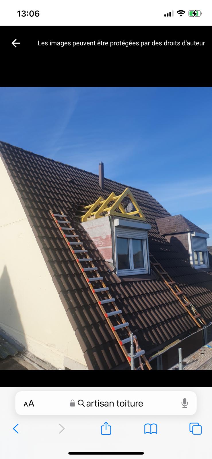 Construction d'un chien-assis avec charpente bois sur toiture tuiles noires
