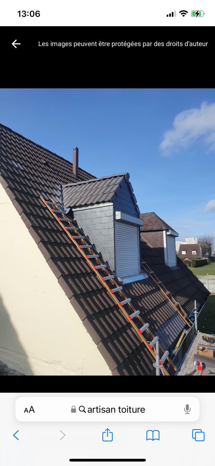 Toiture en tuiles noires avec chiens-assis terminée par MG Toiture
