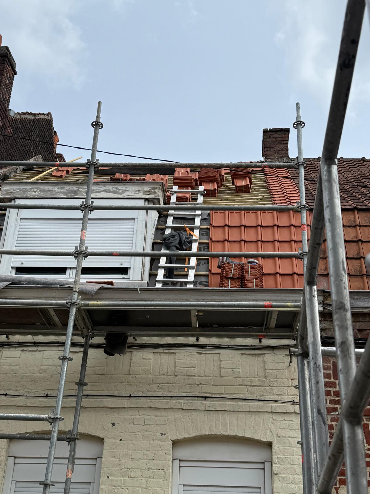 Chantier MG Toiture : dépose et pose de tuiles orange neuves sur maison de ville en brique