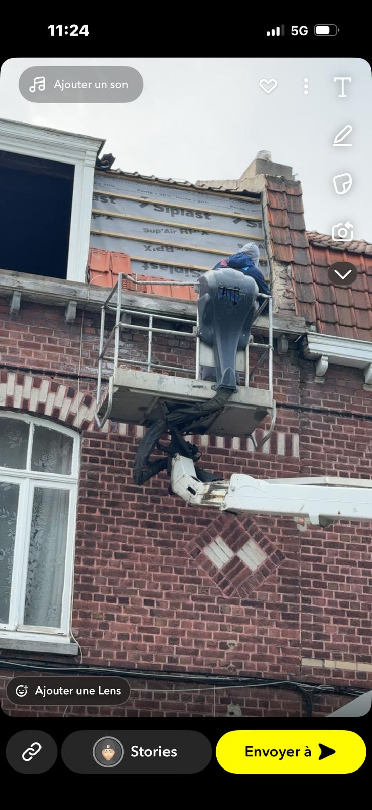 Pose d'écran sous-toiture Siplast Sup'Air sur maison brique