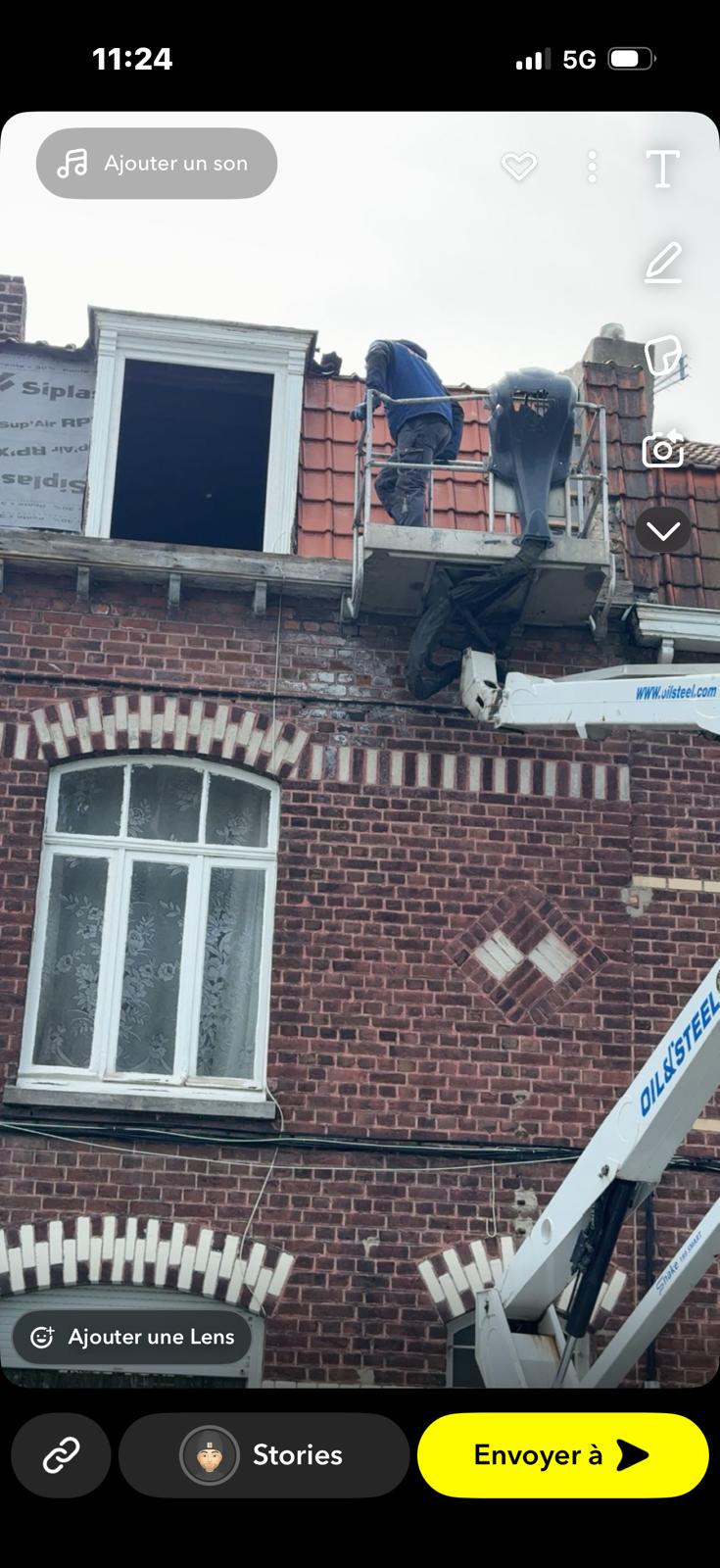 Vue large d'un chantier MG Toiture en nacelle sur façade brique