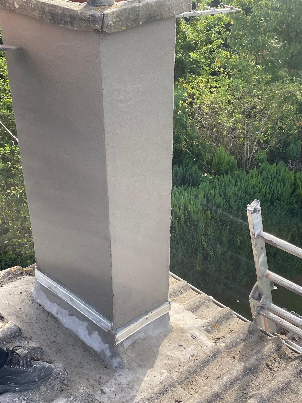 Souche de cheminée enduite avec solin zinc neuf