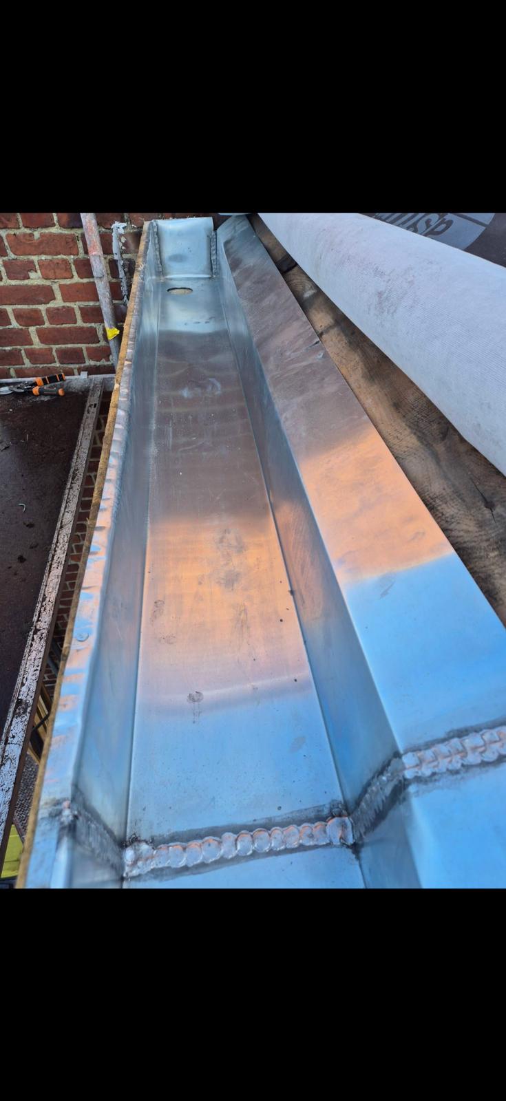 Détail zinguerie zinc neuve avec soudures plomb réalisées par MG Toiture — savoir-faire artisanal